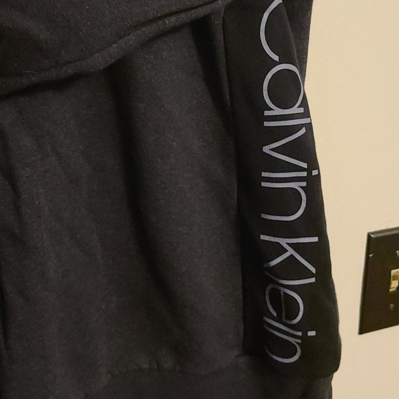 Calvin Klein pullover - Picture 8 of 9